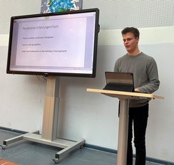 Foto von Tim bei seiner Präsentation des Praktikums