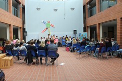 Foto von der gefüllten Aula mit Publikum aus Schülern, Lehrern und Eltern