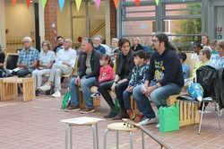 Foto von Ines und Marek mit ihren Eltern in der Ersten Reihe des Publikums in der Aula (vergrößerte Bildansicht wird geöffnet)