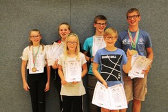 Foto der Schwimmerinnen und Schwimmer mit ihren Medaillen und Urkunden