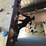 Foto von Azra an der Boulderwand (vergrößerte Bildansicht wird geöffnet)