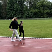 Foto von Ansam mit ihrer Begleitläuferin beim Laufen (vergrößerte Bildansicht wird geöffnet)