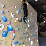 Foto von Arshat an der Boulderwand (vergrößerte Bildansicht wird geöffnet)