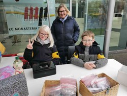 Foto von Kacie, Ragnar und Frau Hordt am Waffel-Stand (vergrößerte Bildansicht wird geöffnet)