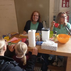 Foto: Popcorn-Stand mit zwei Kolleginnen der Frühförderung (vergrößerte Bildansicht wird geöffnet)