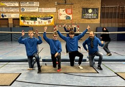 Foto: Aufstellung der Jungenmannschaft in motivierter Pose auf den Knien