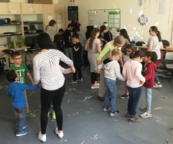 Foto von Schülern und Lehrern beim Tanzen