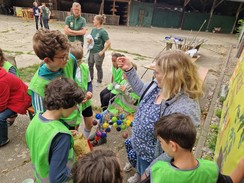 Foto: Kinder überreichen Elisabeth Hordt ihr Geschenk