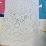 Foto von einem Bild mit vielen ineinander liegenden Kreisen von außen groß bis Mitte klein (vergrößerte Bildansicht wird geöffnet)