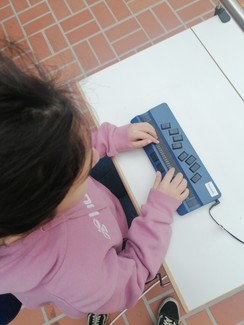 Foto von Vida beim Lesen an der Braillezeile
