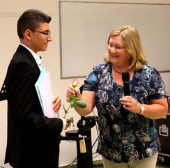 Foto von Turhan und Maurice mit Frau Hordt bei der Zeugnisübergabe