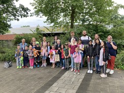 Foto der Gruppe beim Warten an der Bushaltestelle
