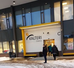Foto vom Valteri-Zentrum von außen mit Frau Woelke davor