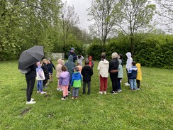 Foto der Teilnehmer:innen der Bundesjugendspiele auf einer Wiese