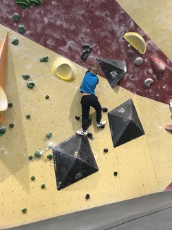 Foto von Otto an der Boulderwand (vergrößerte Bildansicht wird geöffnet)