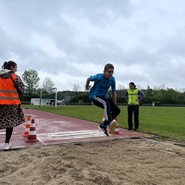 Foto von Mattis beim Weitsprung (vergrößerte Bildansicht wird geöffnet)