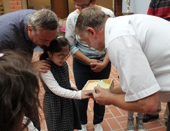 Foto von Herrn Hildmann bei der Übergabe eines Sterns an eine Erstklässlerin