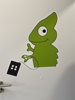 Ein kleiner grüner Drache ist das Zeichen, das am Eingang zur Seki hängt