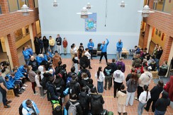Foto aller Teilnehmer:innen bei der Begrüßung in der Aula