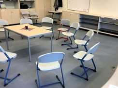 Foto: Stühle, die kreisförmig um einen Einzeltisch stehen. In dieser Runde unterhielten sich die Eltern über Themen, die für sie und ihre Kinder relevant sind.