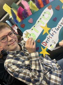 Foto von Otto mit einem Support-Plakat von der Klasse