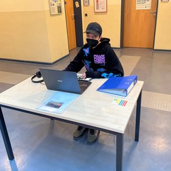 Foto von Mohamed an seinem Tisch zu seinen Praktika (vergrößerte Bildansicht wird geöffnet)