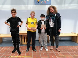 Foto von Riege 3 mit ihren Urkunden (vergrößerte Bildansicht wird geöffnet)
