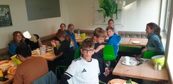 Das Team sitzt beim Frühstück im Hotel zusammen.