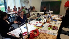 Foto von Erzieherinnen beim Gespräch und an Probierstationen