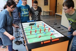 Foto von SchülerInnen am Kickertisch