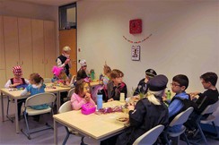 Foto der Grundschüler:innen verkleidet beim Frühstück