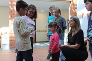 Foto von Ines mit ihren Paten Adelina und Ali bei der Übergabe ihres Patengeschenks (vergrößerte Bildansicht wird geöffnet)