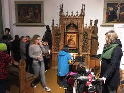 Foto der Teilnehmer in der Kirche beim Anzünden von Kerzen