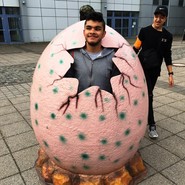 Foto von Mohanad in einem Dino-Ei (vergrößerte Bildansicht wird geöffnet)