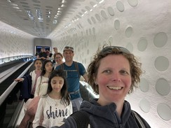 Foto mit den Schüler:innen und Begleiter:innen im Rolltreppentunnel der Elbphilarmonie in Hamburg