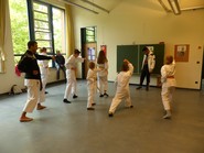Foto von einer Karate-Präsentation im Klassenraum (vergrößerte Bildansicht wird geöffnet)