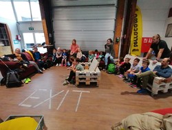 Foto von den Schüler:innen beim Zuhören (vergrößerte Bildansicht wird geöffnet)