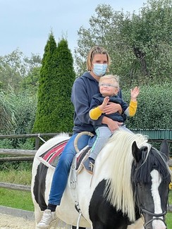 Foto von Frau Eikel mit einem Kind auf einem Pferd