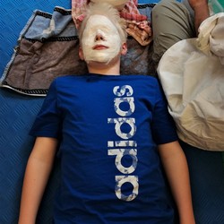 Foto eines Schülers mit eingegipstem Gesicht (vergrößerte Bildansicht wird geöffnet)