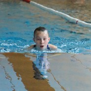 Foto von Lina beim Brustschwimmen (vergrößerte Bildansicht wird geöffnet)