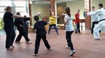 Foto der Schüler in der Karate-Gruppe mit Sven Buick (vergrößerte Bildansicht wird geöffnet)