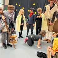 Foto: Hirtenjunge Simon trifft mit seinen Begleiter:innen auf eine arme Bettlerin (vergrößerte Bildansicht wird geöffnet)