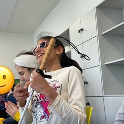 Foto mit Vida, wie sie sich über den zweiten Platz freut (vergrößerte Bildansicht wird geöffnet)