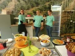 Foto: Frühförder-Kolleginnen betreuen das Buffet