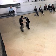 Foto von Mohanad und Sascha auf dem Skateboard in der Mini-Halfpipe (vergrößerte Bildansicht wird geöffnet)