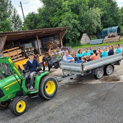 Foto: Trecker mit Teilnehmer:Innen des Festes auf dem Anhänger