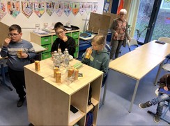 Foto: Schüler:innen versammelten sich zu einer kleinen Snackpause am Stehtisch.