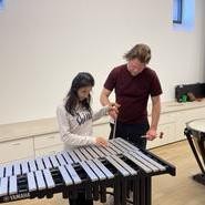 Abrar spielt Melodien auf einem riesigen Xylophon (vergrößerte Bildansicht wird geöffnet)
