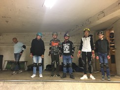 Foto von Arshat, Azra, Lennart, Mohamed und Mohanad mit ihrer Schutzausrüstung