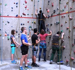 Foto von Schülern in der Kletterhalle Highhill